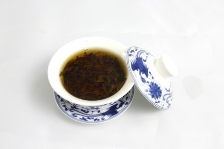 Feibai Anji Beyaz Çayının zarifliğini deneyimleyin. Altın tomurcuk - Altın Piyon Çay.