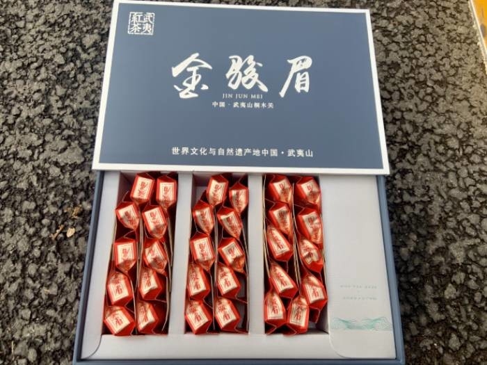 Jin Junmei 80g konserve hediye kutusu çay wuyi dağ çiçeği küçük tohum lianyun çay fabrikası toptan
